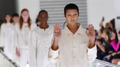 modella criticata gucci|Model stages silent protest on Gucci catwalk over 'straitjacket.